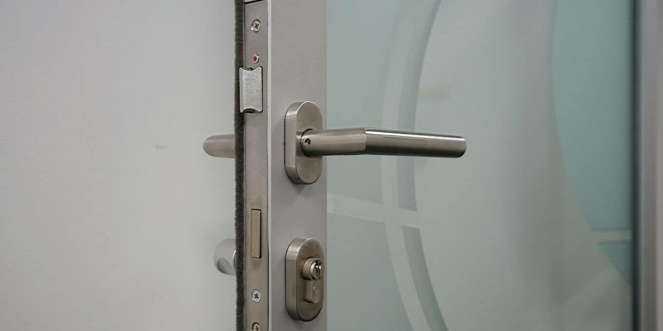 drzwi aluminiowe z przeszkleniem