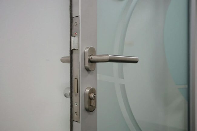 drzwi aluminiowe z przeszkleniem